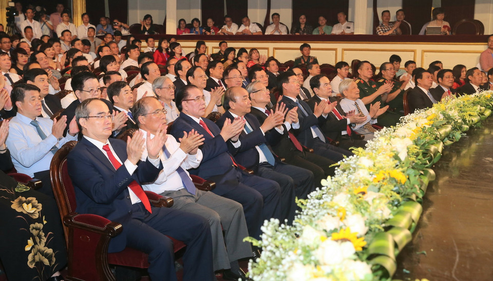 Thủ tướng Nguyễn Xuân Phúc, các lãnh đạo, nguyên lãnh đạo Đảng, Nhà nước và các đại biểu dự Lễ trao giải báo chí. (Ảnh: Doãn Tấn/TTXVN)