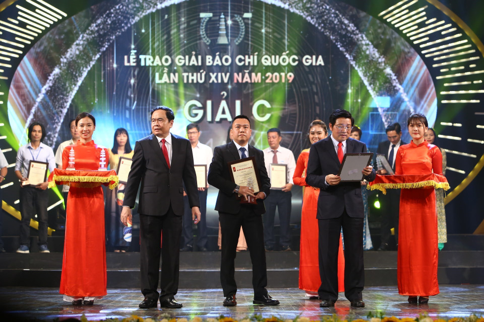  Bí thư Trung ương Đảng, Chủ tịch Ủy ban Trung ương Mặt trận Tổ quốc Việt Nam Trần Thanh Mẫn và Bí thư Trung ương Đảng, Trưởng ban Nội chính Trung ương Phan Đình Trạc trao Giải C cho tác giả Đỗ Bình (Liên Chi hội Nhà báo TTXVN). (Ảnh: Minh Quyết/TTXVN)