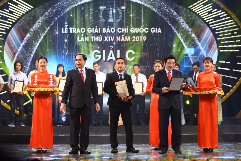  Bí thư Trung ương Đảng, Chủ tịch Ủy ban Trung ương Mặt trận Tổ quốc Việt Nam Trần Thanh Mẫn và Bí thư Trung ương Đảng, Trưởng ban Nội chính Trung ương Phan Đình Trạc trao Giải C cho tác giả Đỗ Bình (Liên Chi hội Nhà báo TTXVN). (Ảnh: Minh Quyết/TTXVN)