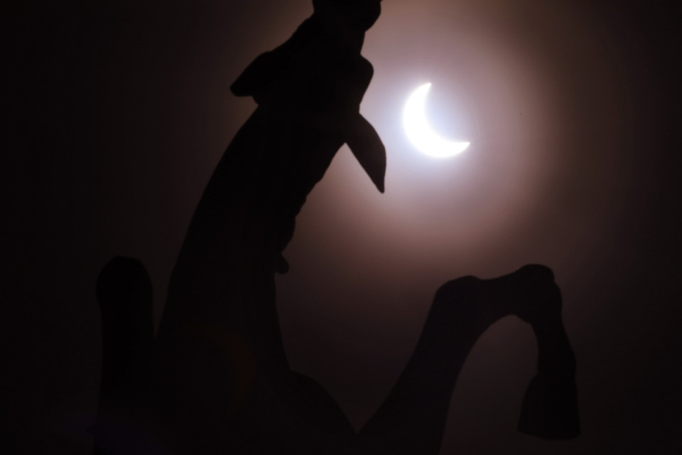 Nhật thực một phần với độ che phủ lớn nhìn từ Khu đô thị Ciputra, quận Tây Hồ, Hà Nội lúc 15 giờ ngày 21/6. (Ảnh: Lâm Khánh/TTXVN)