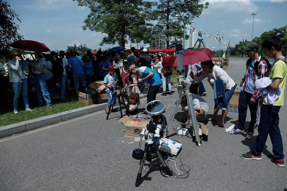 Hiện tượng Nhật thực một phần diễn ra từ khoảng 13 giờ 30-15 giờ 20 ngày 21/6 (theo giờ Việt Nam). (Ảnh: Hoàng Việt/TTXVN)