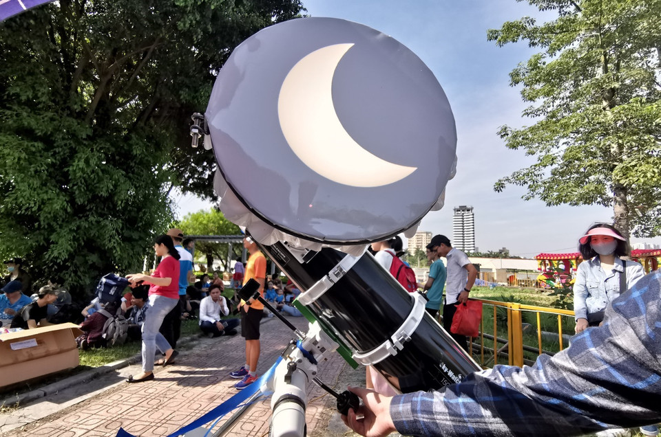 Tại công viên Hòa Bình rất đông người đam mê thiên văn đến xem hiện tượng Nhật thực. (Ảnh: Thành Đạt/TTXVN)