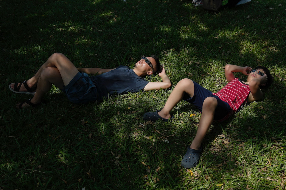 Người dân có thể quan sát Nhật thực với độ che phủ lên tới 77%, tỷ lệ này giảm dần khi đi xuống các tỉnh phía Nam. (Ảnh: Hoàng Việt/TTXVN)