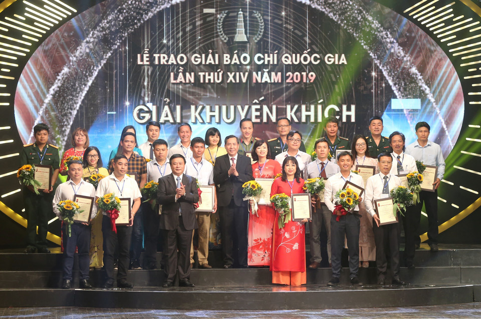 Bí thư Trung ương Đảng, Giám đốc Học viện Chính trị Quốc gia Hồ Chí Minh Nguyễn Xuân Thắng và Ủy viên Trung ương Đảng, Tổng Biên tập báo Nhân Dân, Chủ tịch Hội Nhà báo Việt Nam Thuận Hữu trao Giải Khuyến khích cho các tác giả đoạt giải. (Ảnh: Minh Quyết/TTXVN)