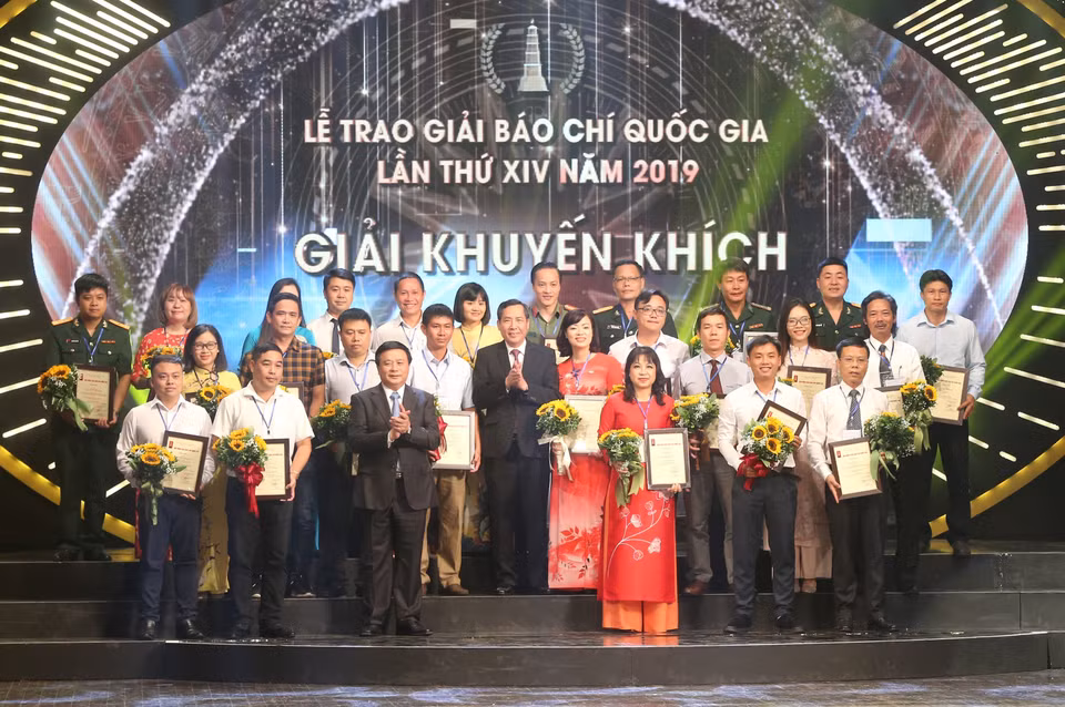 Bí thư Trung ương Đảng, Giám đốc Học viện Chính trị Quốc gia Hồ Chí Minh Nguyễn Xuân Thắng và Ủy viên Trung ương Đảng, Tổng Biên tập báo Nhân Dân, Chủ tịch Hội Nhà báo Việt Nam Thuận Hữu trao Giải Khuyến khích cho các tác giả đoạt giải. (Ảnh: Minh Quyết/TTXVN)