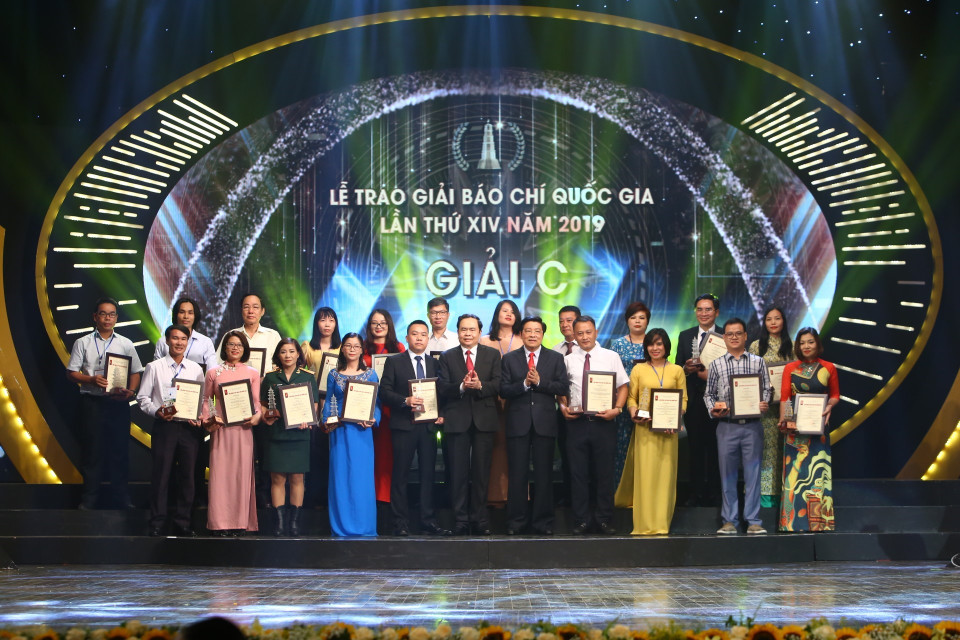 Ban Tổ chức trao Giải C cho các tác giả đoạt giải. (Ảnh: Minh Quyết/TTXVN)