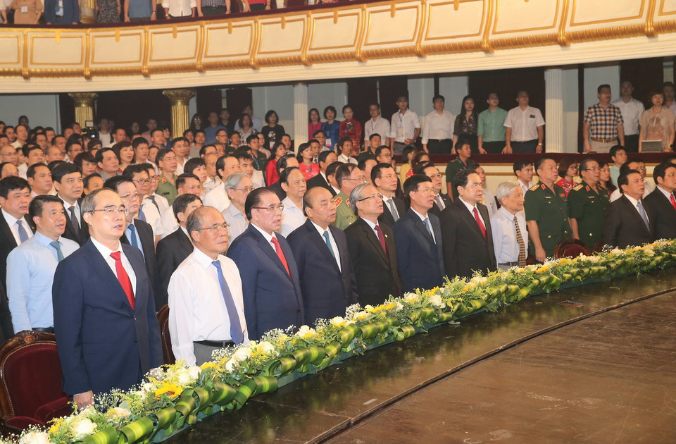 Thủ tướng Nguyễn Xuân Phúc, các lãnh đạo, nguyên lãnh đạo Đảng, Nhà nước và các đại biểu thực hiện nghi thức chào cờ. (Ảnh: Doãn Tấn/TTXVN)