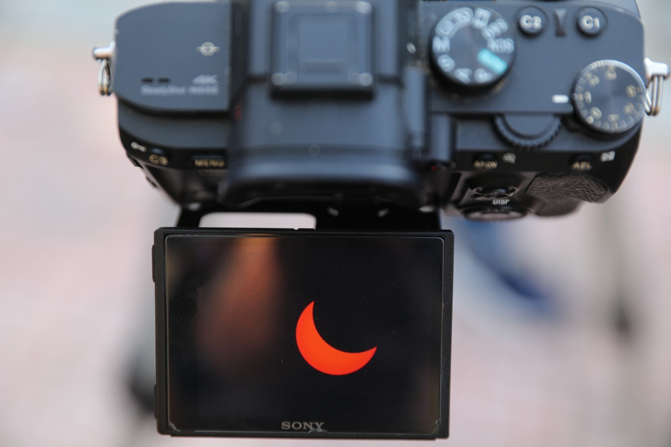 Nhật thực một phần với độ che phủ khoảng 70% diễn ra lúc 15 giờ được chụp qua ống kính thiên văn. (Ảnh: Thành Đạt/TTXVN)