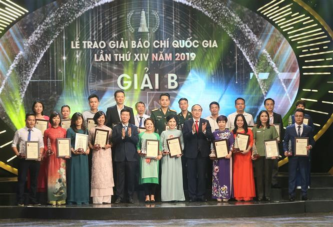 Đồng chí Võ Văn Thưởng, Ủy viên Bộ Chính trị, Bí thư Trung ương Đảng, Trưởng ban Tuyên giáo Trung ương và đồng chí Nguyễn Thiện Nhân, Ủy viên Bộ Chính trị, Bí thư Thành ủy TP Hồ Chí Minh trao Giải B cho các tác giả, nhóm tác giả có tác phẩm đoạt giải. (Ảnh: Doãn Tấn/TTXVN)