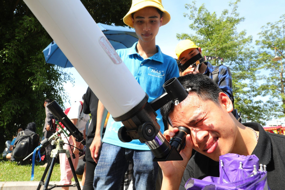 Tại công viên Hòa Bình rất đông người đam mê thiên văn đến xem hiện tượng Nhật thực. (Ảnh: Thành Đạt/TTXVN)