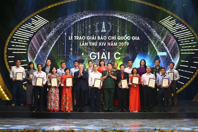 Đồng chí Nguyễn Hòa Bình, Bí thư Trung ương Đảng, Chánh án Tòa án nhân dân Tối cao và Đại tướng Lương Cường, Bí thư Trung ương Đảng, Chủ nhiệm Tổng cục Chính trị QĐND Việt Nam trao Giải C cho các tác giả có tác phẩm đoạt giải. (Ảnh: Minh Quyết/TTXVN)