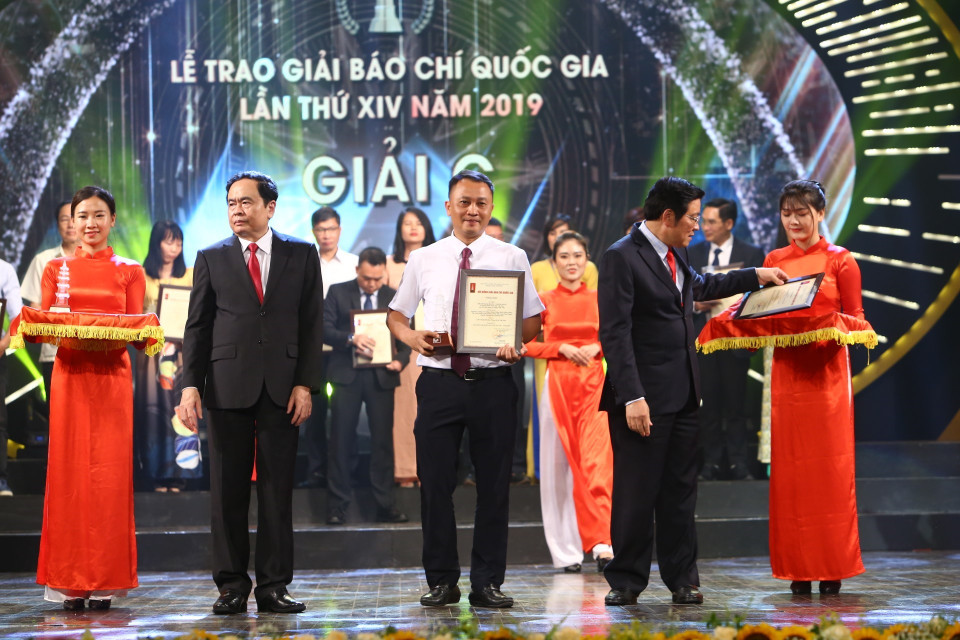 Bí thư Trung ương Đảng, Chủ tịch Ủy ban Trung ương Mặt trận Tổ quốc Việt Nam Trần Thanh Mẫn và Bí thư Trung ương Đảng, Trưởng ban Nội chính Trung ương Phan Đình Trạc trao Giải C tặng đại diện nhóm tác giả Trí Dũng, Nhan Sáng, Thống Nhất, Lâm Khánh, Phương Hoa (Liên Chi hội Nhà báo Thông tấn xã Việt Nam). (Ảnh: Minh Quyết/TTXVN)