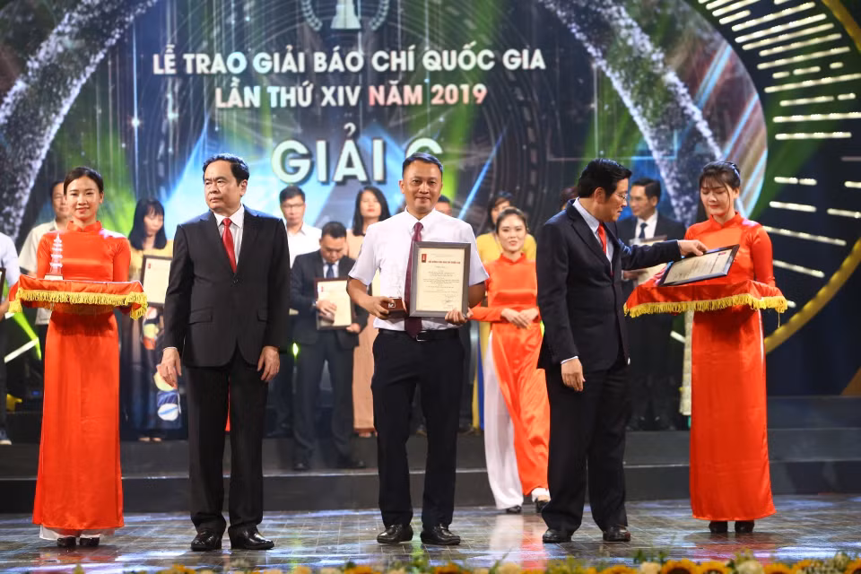 Bí thư Trung ương Đảng, Chủ tịch Ủy ban Trung ương Mặt trận Tổ quốc Việt Nam Trần Thanh Mẫn và Bí thư Trung ương Đảng, Trưởng ban Nội chính Trung ương Phan Đình Trạc trao Giải C tặng đại diện nhóm tác giả Trí Dũng, Nhan Sáng, Thống Nhất, Lâm Khánh, Phương Hoa (Liên Chi hội Nhà báo Thông tấn xã Việt Nam). (Ảnh: Minh Quyết/TTXVN)