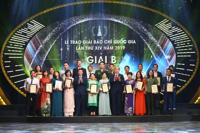 Đồng chí Võ Văn Thưởng, Ủy viên Bộ Chính trị, Bí thư Trung ương Đảng, Trưởng ban Tuyên giáo Trung ương và đồng chí Nguyễn Thiện Nhân, Ủy viên Bộ Chính trị, Bí thư Thành ủy TP Hồ Chí Minh trao Giải B cho các tác giả, nhóm tác giả có tác phẩm đoạt giải. (Ảnh: Minh Quyết/TTXVN)