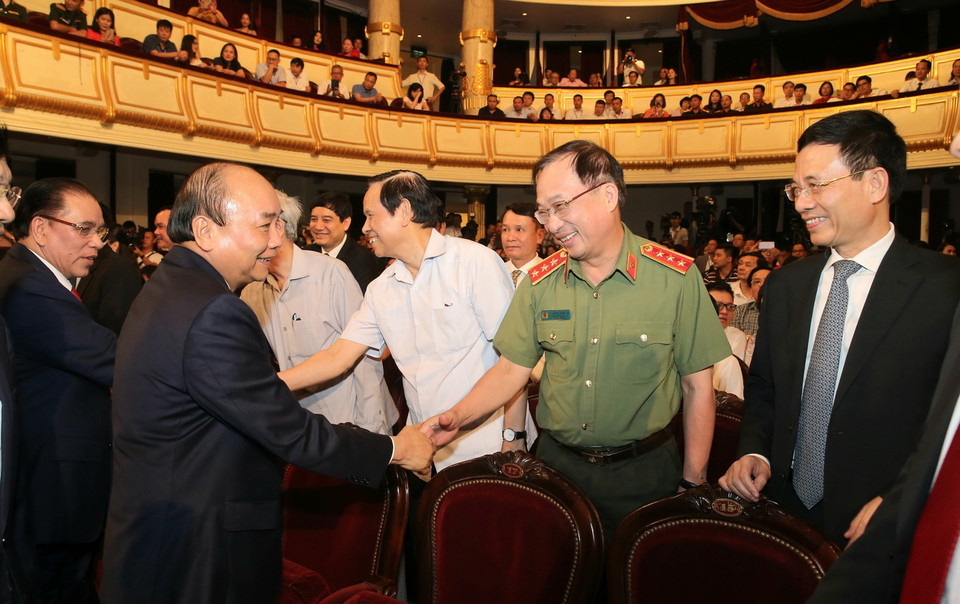 Thủ tướng Nguyễn Xuân Phúc, các lãnh đạo Đảng, Nhà nước và các đại biểu dự Lễ trao giải báo chí. (Ảnh: Doãn Tấn/TTXVN)