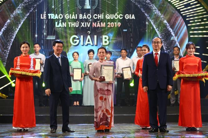 Đồng chí Võ Văn Thưởng, Ủy viên Bộ Chính trị, Bí thư Trung ương Đảng, Trưởng ban Tuyên giáo Trung ương và đồng chí Nguyễn Thiện Nhân, Ủy viên Bộ Chính trị, Bí thư Thành ủy TP Hồ Chí Minh trao Giải B cho tác giả, nhóm tác giả có tác phẩm đoạt giải. (Ảnh: Minh Quyết/TTXVN)