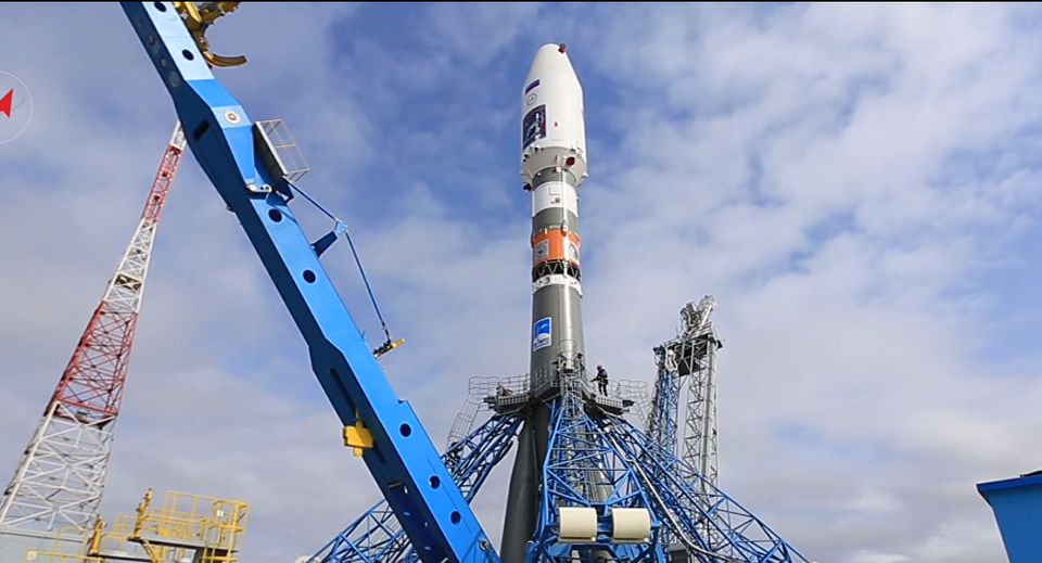 Tên lửa đẩy Soyuz-2.1a mang theo ba vệ tinh nhỏ, gồm Lomonosov, Aist-2D, và SamSat-218 được lắp vào hệ thống giá đỡ. (Nguồn: Sputnik) 
