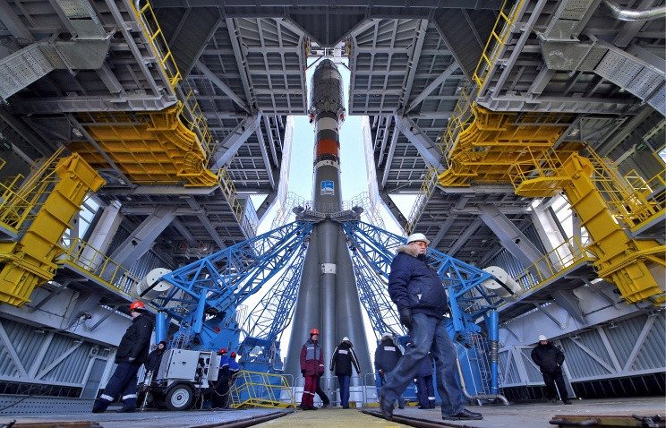 Các kỹ sư sử dụng hệ thống thang trong nhà chứa để kiểm tra lần cuối quả tên lửa (Nguồn: Sputnik)