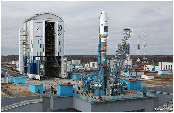 Tiếp đó, người ta di chuyển một nhà chứa vào vị trí của quả tên lửa Soyuz để tiến hành các hoạt động chuẩn bị cần thiết.(Nguồn: Moscow Times)