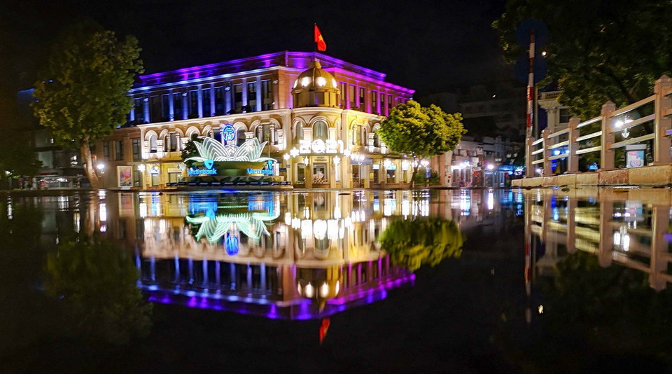  Sở Giao dịch chứng khoán Hà Nội lung linh trong đêm. (Ảnh: Thanh Tùng/TTXVN)