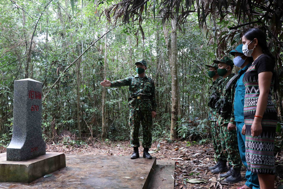  Cán bộ, chiến sỹ Đồn Biên phòng Hương Nguyên, huyện A Lưới, tỉnh Thừa Thiên-Huế, giới thiệu về lịch sử quá trình xây dựng cột mốc quốc giới 670. (Ảnh: Đỗ Trưởng/TTXVN)