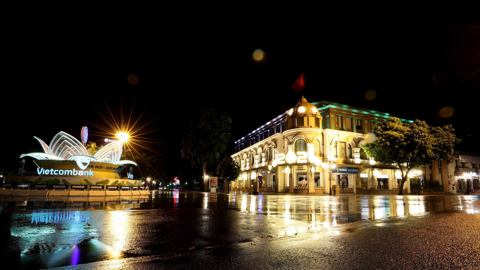  Một góc Quảng trường Cách mạng tháng Tám lung linh trong đêm. (Ảnh: Nhật Anh/TTXVN)