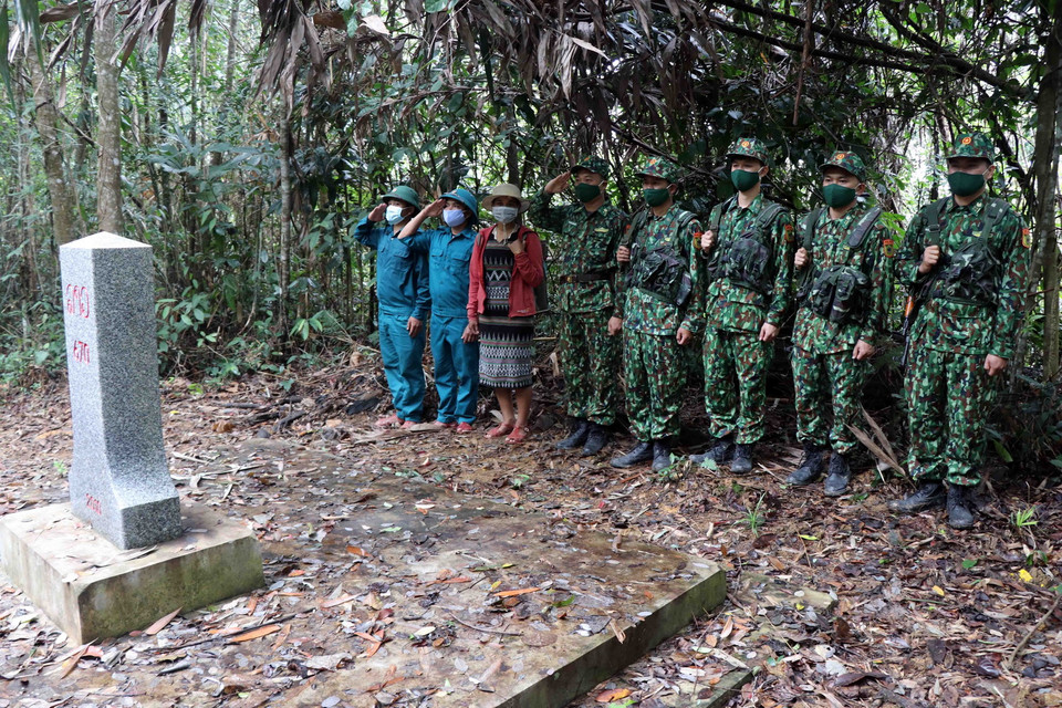 Cán bộ, chiến sỹ Đồn Biên phòng Hương Nguyên thực hiện nghi thức chào cột mốc quốc giới 670. (Ảnh: Đỗ Trưởng/TTXVN)