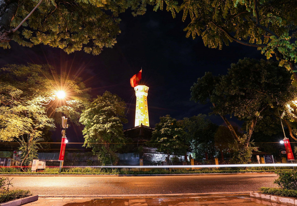  Cột cờ Hà Nội trong những ngày Thu tháng Tám. (Ảnh: Thanh Tùng/TTXVN)