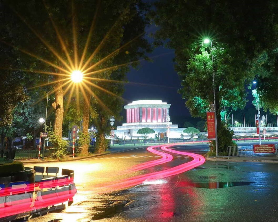  Lăng Chủ tịch Hồ Chí Minh trong đêm Thu tháng Tám. (Ảnh: Thanh Tùng/TTXVN)