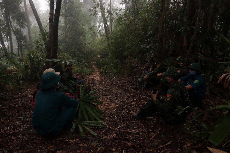 Đội tuần tra Đồn Biên phòng Hương Nguyên, huyện A Lưới, tỉnh Thừa Thiên-Huế, nghỉ chân trong rừng già trên hành trình đi lên cột mốc quốc giới 670. (Ảnh: Đỗ Trưởng/TTXVN)