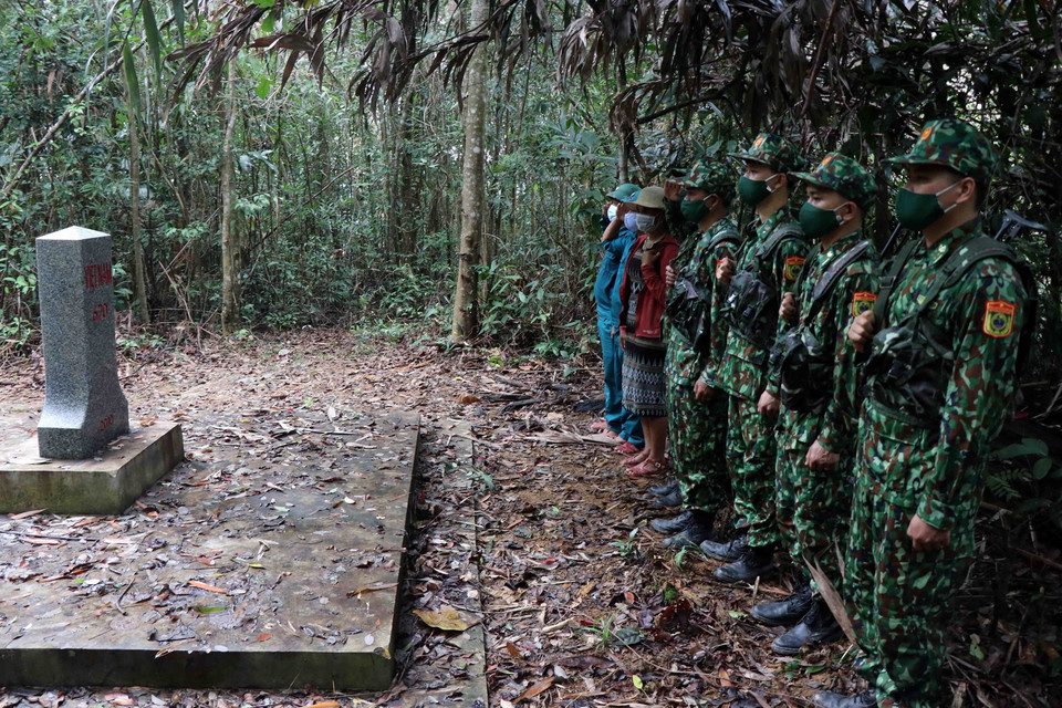 Cán bộ, chiến sỹ Đồn Biên phòng Hương Nguyên, huyện A Lưới, tỉnh Thừa Thiên-Huế, thực hiện nghi thức chào cột mốc quốc giới 670. (Ảnh: Đỗ Trưởng/TTXVN)