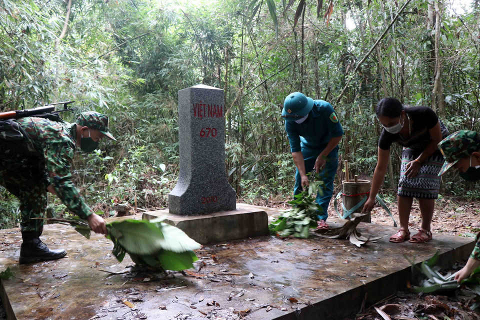 Cán bộ, chiến sỹ Đồn Biên phòng Hương Nguyên, huyện A Lưới, tỉnh Thừa Thiên-Huế giữ gìn cảnh quan cột mốc quốc giới 670. (Ảnh: Đỗ Trưởng/TTXVN)