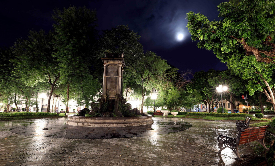  Vườn hoa Diên Hồng vắng lặng trong đêm Thu. (Ảnh: Nhật Anh/TTXVN)