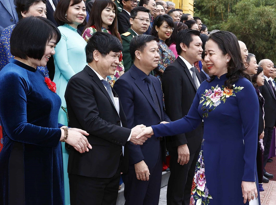 Quyền Chủ tịch nước Võ Thị Ánh Xuân với các thầy thuốc, cán bộ y tế tiêu biểu toàn quốc. (Ảnh: Thống Nhất/TTXVN)