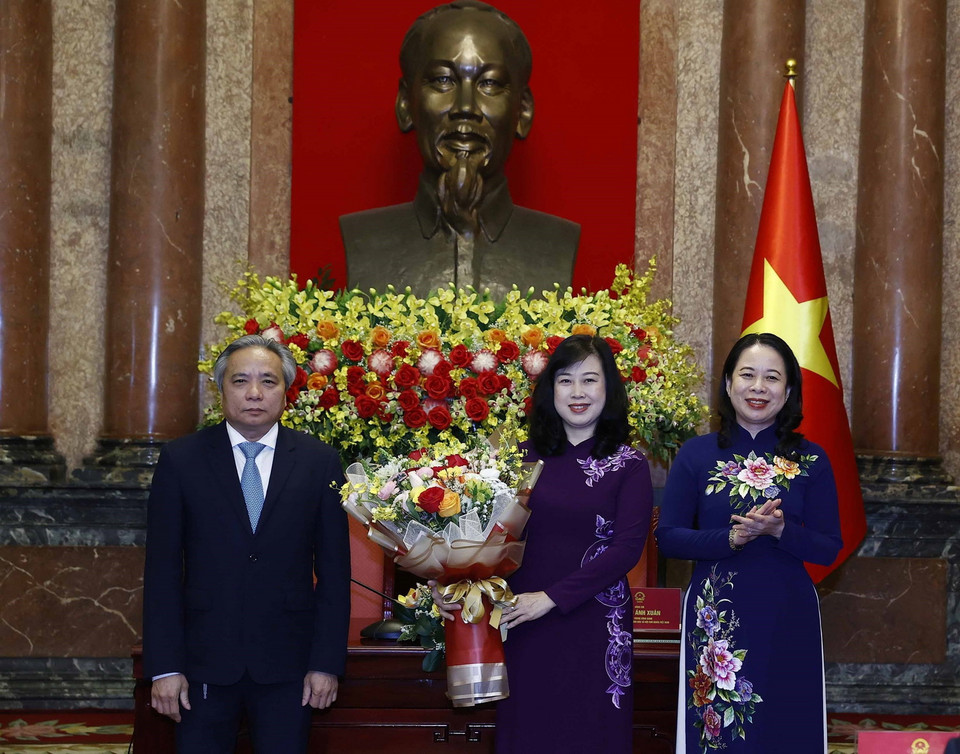 Quyền Chủ tịch nước Võ Thị Ánh Xuân chúc mừng Bộ trưởng Bộ Y tế Đào Hồng Lan và PGS-TS, Anh hùng Lao động Trần Ngọc Lương, nguyên Giám đốc Bệnh viện Nội tiết Trung ương, đại diện cho đội ngũ y bác sỹ cả nước nhân Ngày Thầy thuốc Việt Nam. (Ảnh: Thống Nhất/TTXVN)
