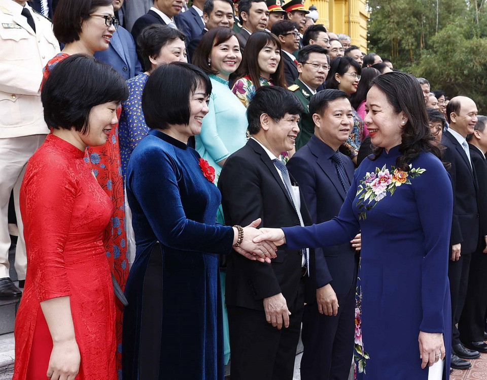 Quyền Chủ tịch nước Võ Thị Ánh Xuân và các thầy thuốc, cán bộ y tế tiêu biểu toàn quốc. (Ảnh: Thống Nhất/TTXVN)