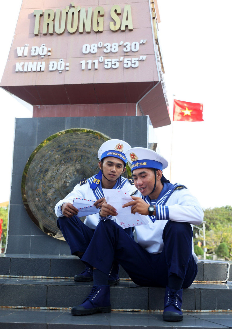 Các chiến sỹ Trường Sa đọc thư được gửi từ đất liền. (Ảnh: Hồng Đạt/TTXVN)