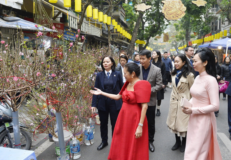 Phu nhân Chủ tịch nước Phan Thị Thanh Tâm và Phu nhân Tổng thống Philippines Louise Araneta Marcos tham quan chợ hoa Tết Hàng Lược. (Ảnh: Minh Đức/TTXVN)
