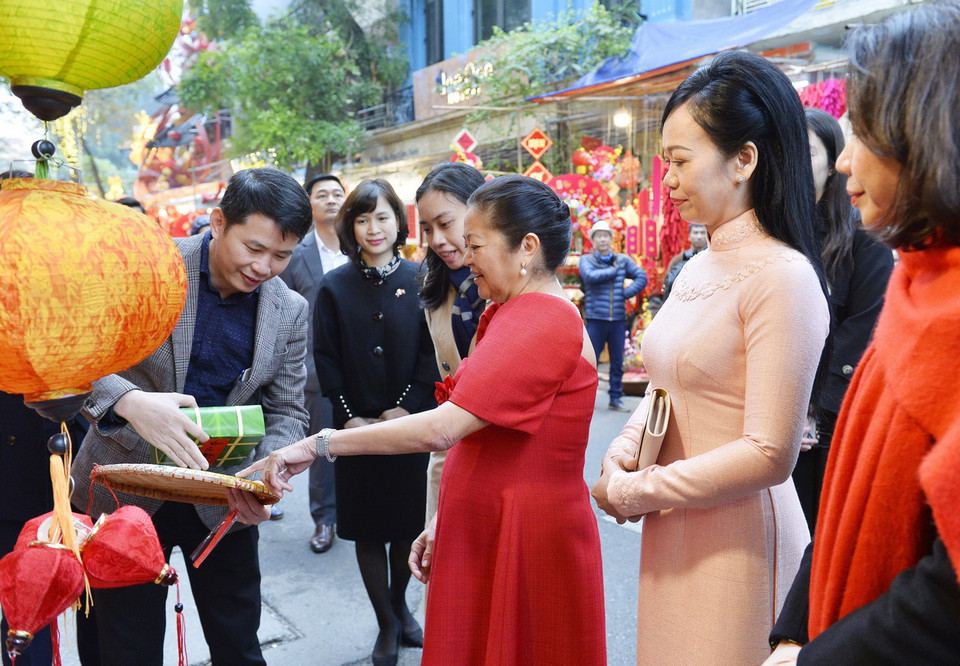 Phu nhân Chủ tịch nước Phan Thị Thanh Tâm và Phu nhân Tổng thống Philippines Louise Araneta Marcos tham quan chợ Tết Hàng Lược. (Ảnh: Minh Đức/TTXVN)