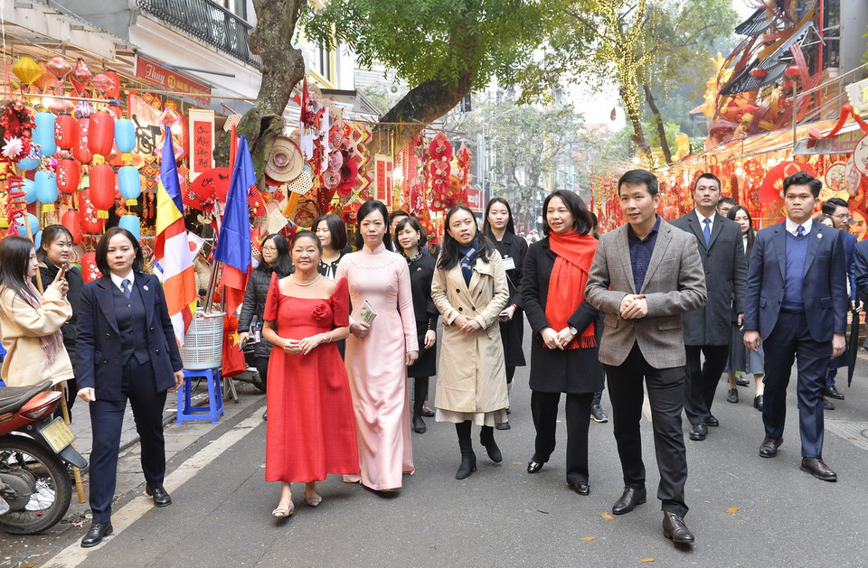 Phu nhân Chủ tịch nước Phan Thị Thanh Tâm và Phu nhân Tổng thống Philippines Louise Araneta Marcos tham quan chợ hoa Tết Hàng Lược. (Ảnh: Minh Đức/TTXVN)