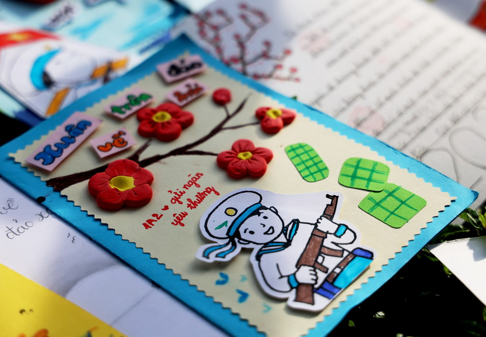 Những lá thư là tình cảm yêu thương từ người thân, người dân, đặc biệt là của học sinh từ mọi miền Tổ quốc, mang hơi ấm đất liền dành cho Trường Sa. (Ảnh: Hồng Đạt/TTXVN)