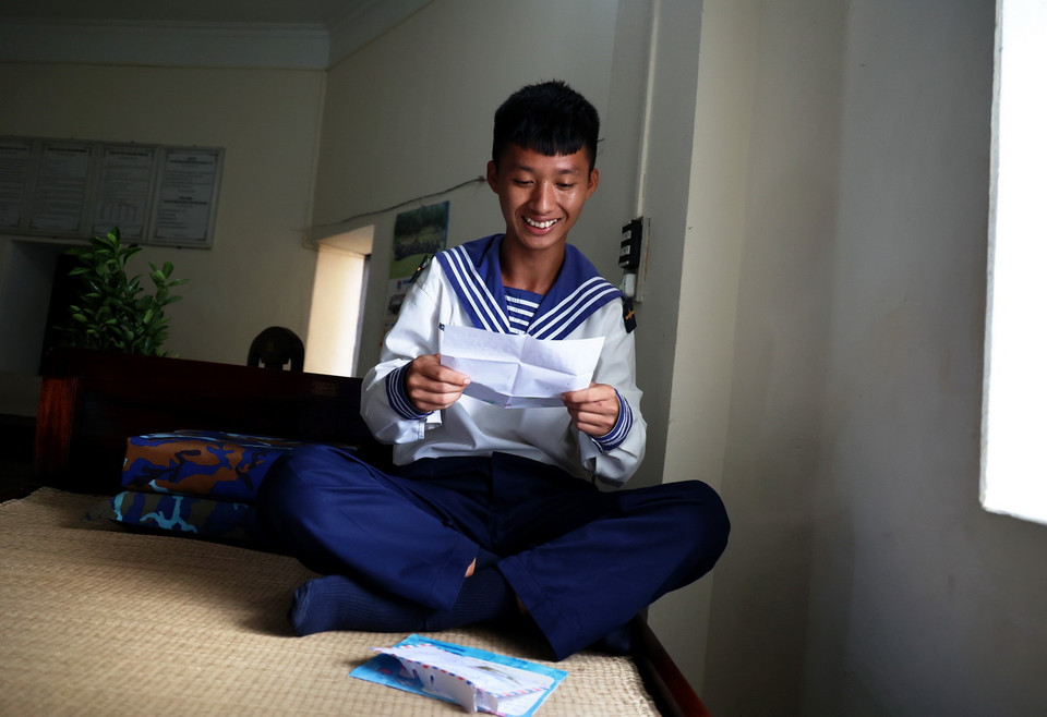 Chiến sỹ Nguyễn Quốc Cường đọc thư từ đất liền. (Ảnh: Hồng Đạt/TTXVN)