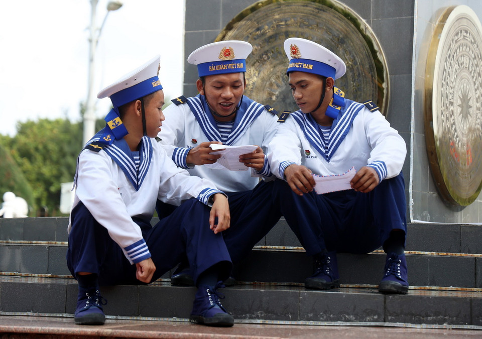 Vượt qua muôn trùng sóng gió, những lá thư từ đất liền đã đến được với những người lính Trường Sa. (Ảnh: Hồng Đạt/TTXVN)