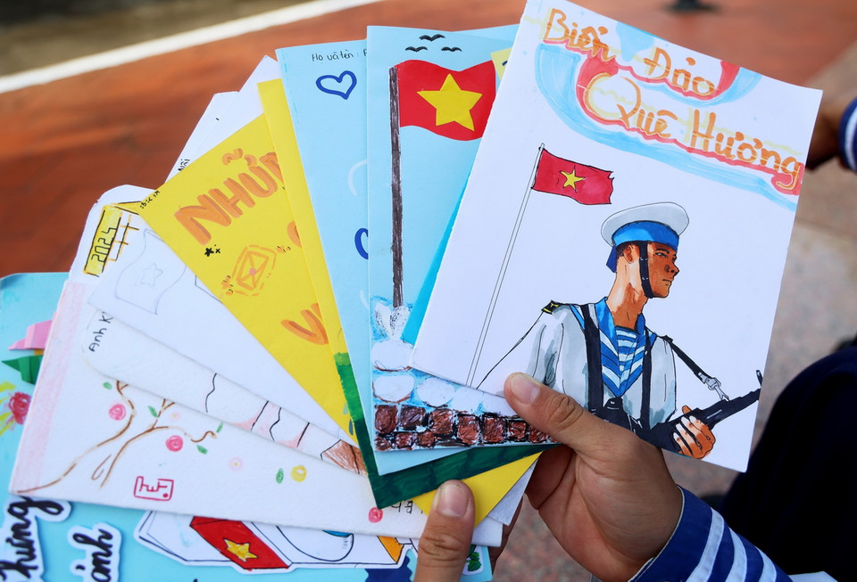 Những lá thư được cán bộ, chiến sỹ, đặc biệt là cánh lính trẻ nâng niu, truyền tay nhau cùng đọc và coi đó là món quà vô giá động viên, khích lệ để người lính tiếp tục rèn luyện, phấn đấu vượt khó khăn thử thách, hoàn thành tốt nhiệm vụ. (Ảnh: Hồng Đạt/TTXVN)