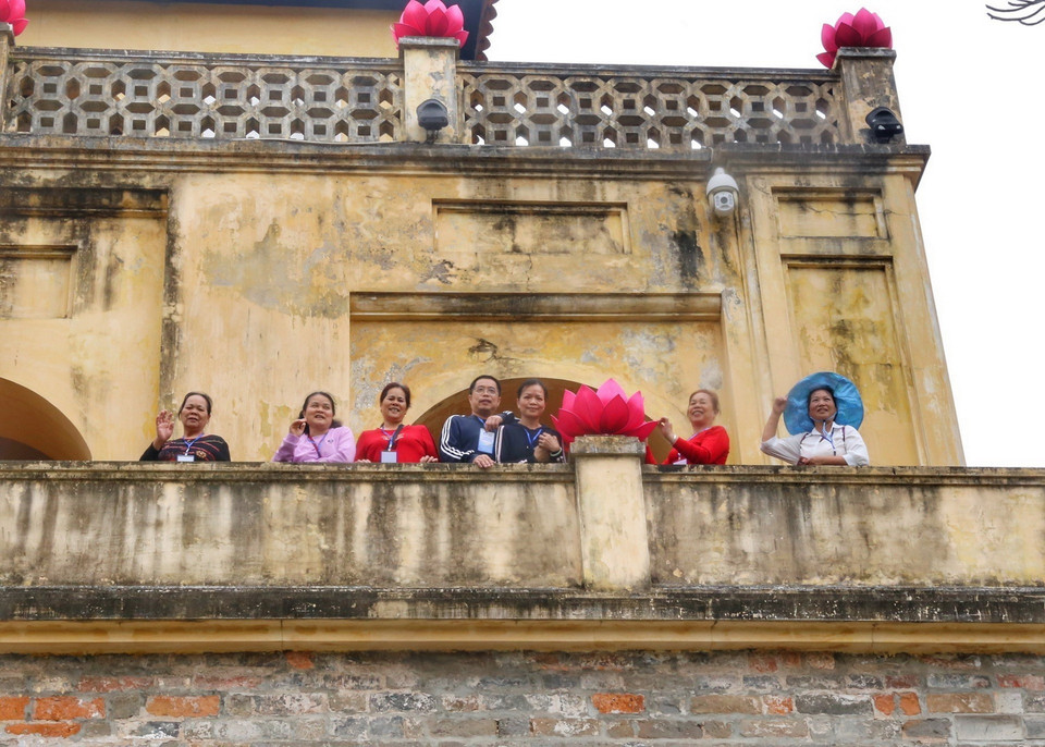 Đoàn khách du lịch Trung Quốc tham quan Khu di tích trung tâm Hoàng thành Thăng Long. (Ảnh: Tuấn Đức/TTXVN)