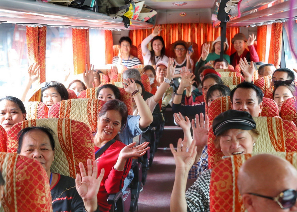 Đoàn khách du lịch Trung Quốc đầu tiên tới Hà Nội sau đại dịch COVID-19. (Ảnh: Tuấn Đức/TTXVN)