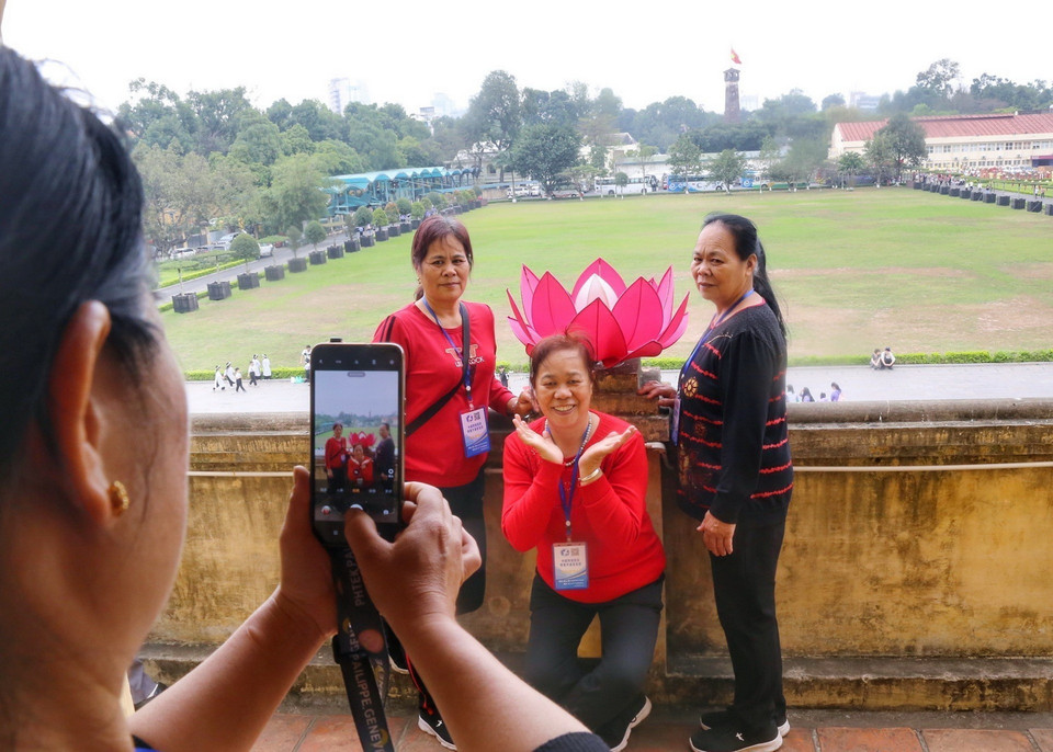 Khách du lịch Trung Quốc chụp ảnh tại Khu di tích trung tâm Hoàng thành Thăng Long. (Ảnh: Tuấn Đức/TTXVN)