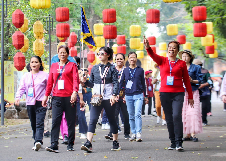 Đoàn khách du lịch Trung Quốc tham quan Khu di tích trung tâm Hoàng thành Thăng Long. (Ảnh: Tuấn Đức/TTXVN)