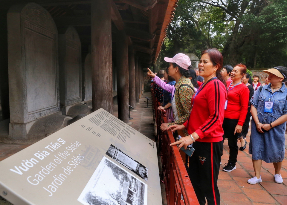 Khách du lịch Trung Quốc tham quan Văn Miếu-Quốc Tử Giám. (Ảnh: Tuấn Đức/TTXVN)