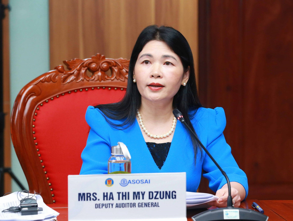 Bà Hà Thị Mỹ Dung, Phó Tổng Kiểm toán Nhà nước, trình bày báo cáo tại cuộc họp. (Ảnh: Phương Hoa/TTXVN)